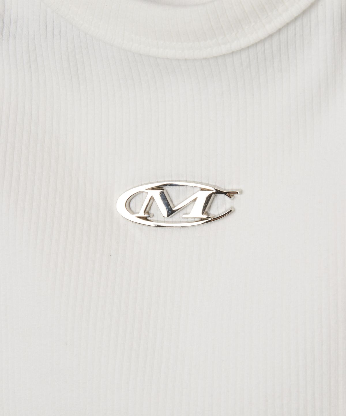 미학(MIHAK) 메탈 로고 크롭 슬리브리스 (WHITE)