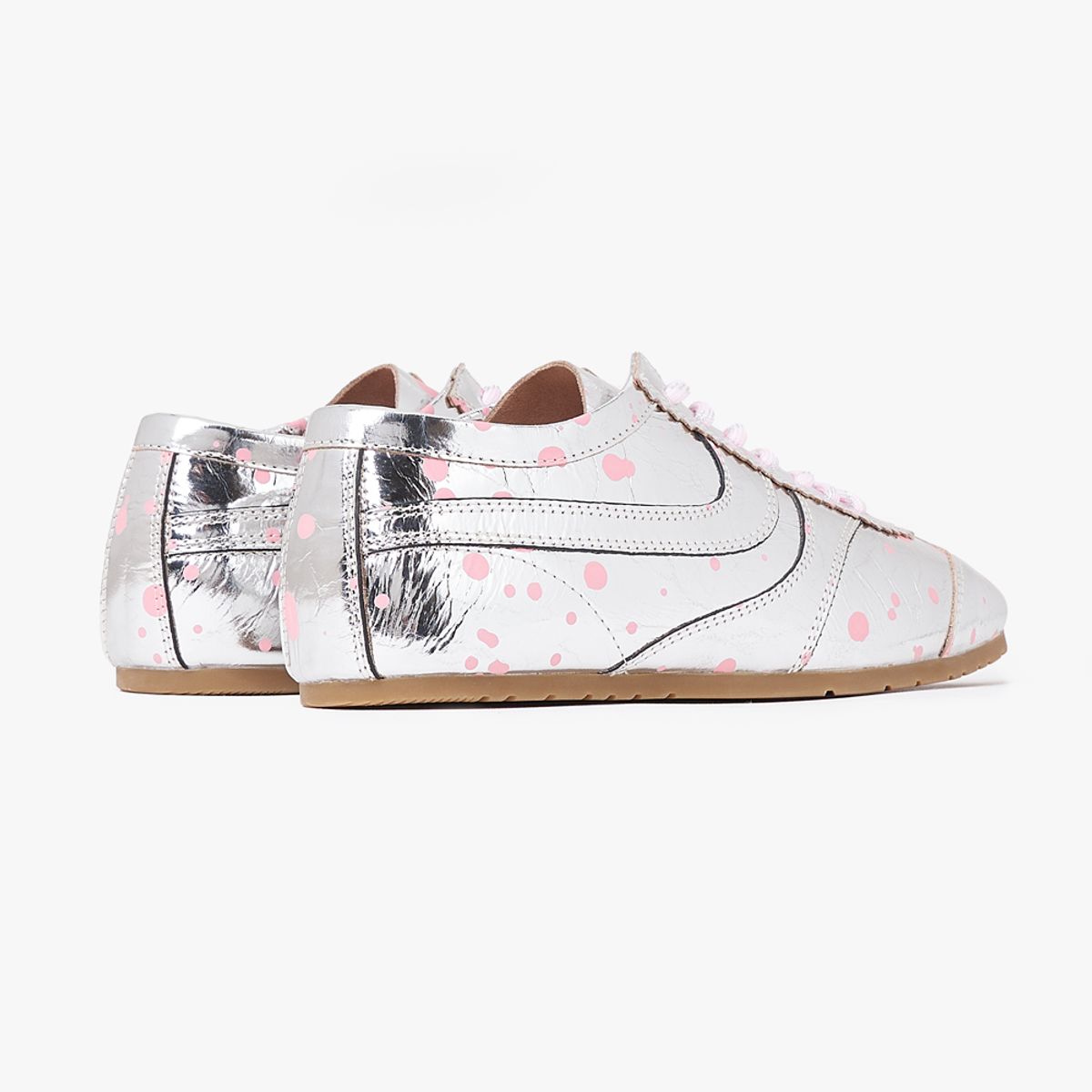 세라(SAERA) 에디션 메탈릭 도트 스트라이드 스니커즈 O55P136