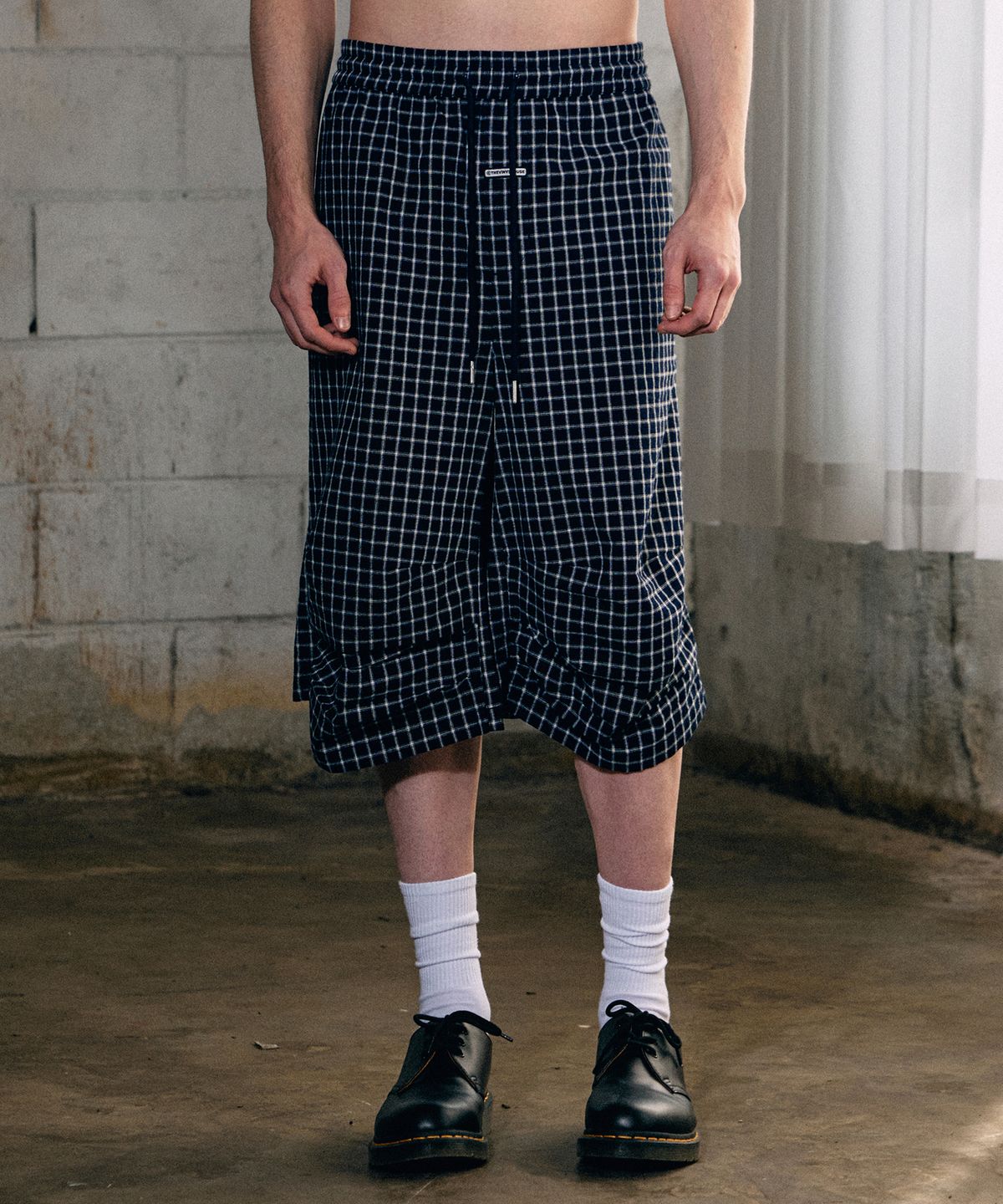 더바이닐하우스(THEVINYLHOUSE) THREE-QUARTER CHECK PANTS NAVY