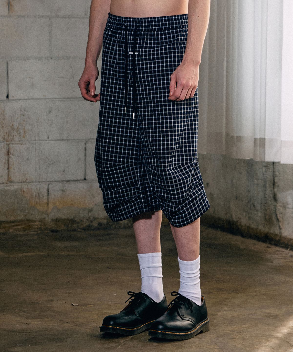 더바이닐하우스(THEVINYLHOUSE) THREE-QUARTER CHECK PANTS NAVY