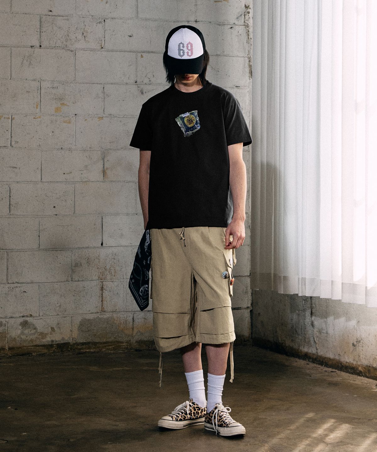 더바이닐하우스(THEVINYLHOUSE) PAPER CIGARETTE TEE BLACK