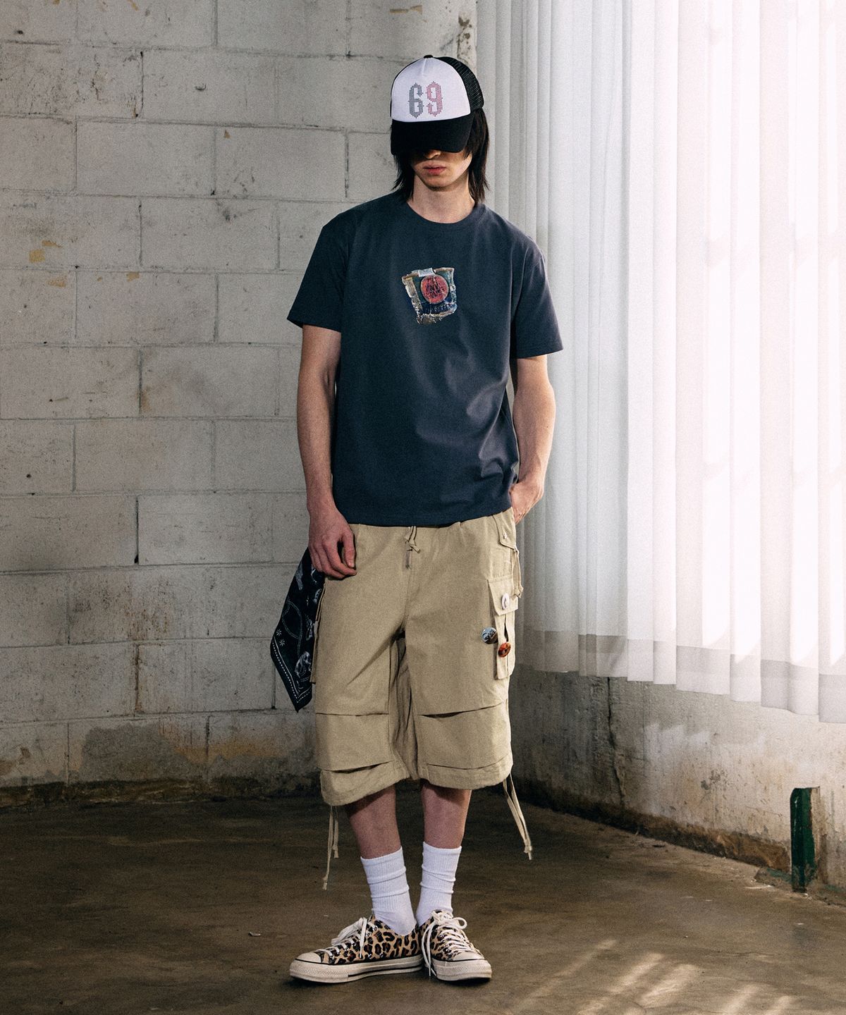 더바이닐하우스(THEVINYLHOUSE) PAPER CIGARETTE TEE NAVY