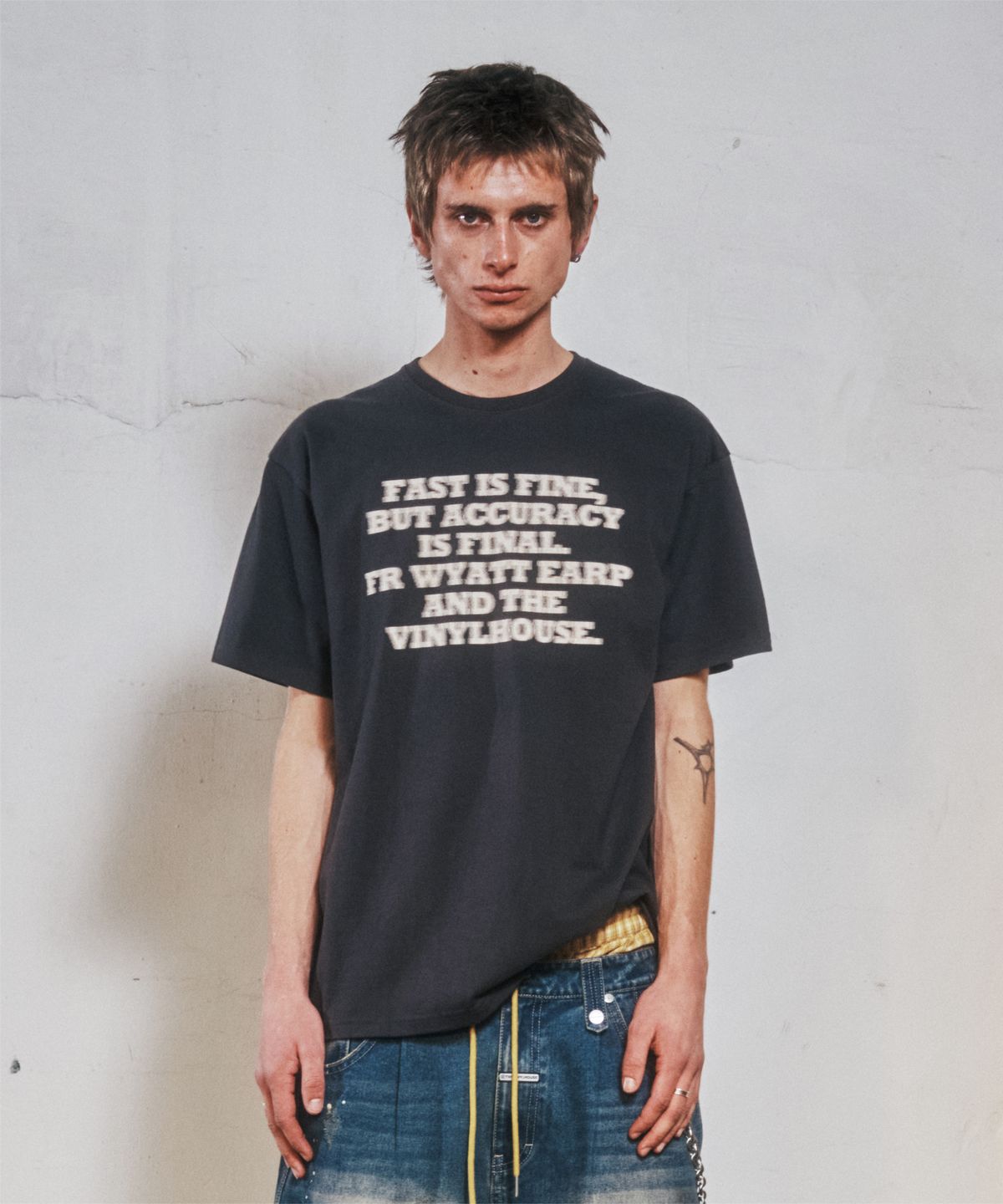 더바이닐하우스(THEVINYLHOUSE) GUNFIGHT TYPO TEE CHARCOAL