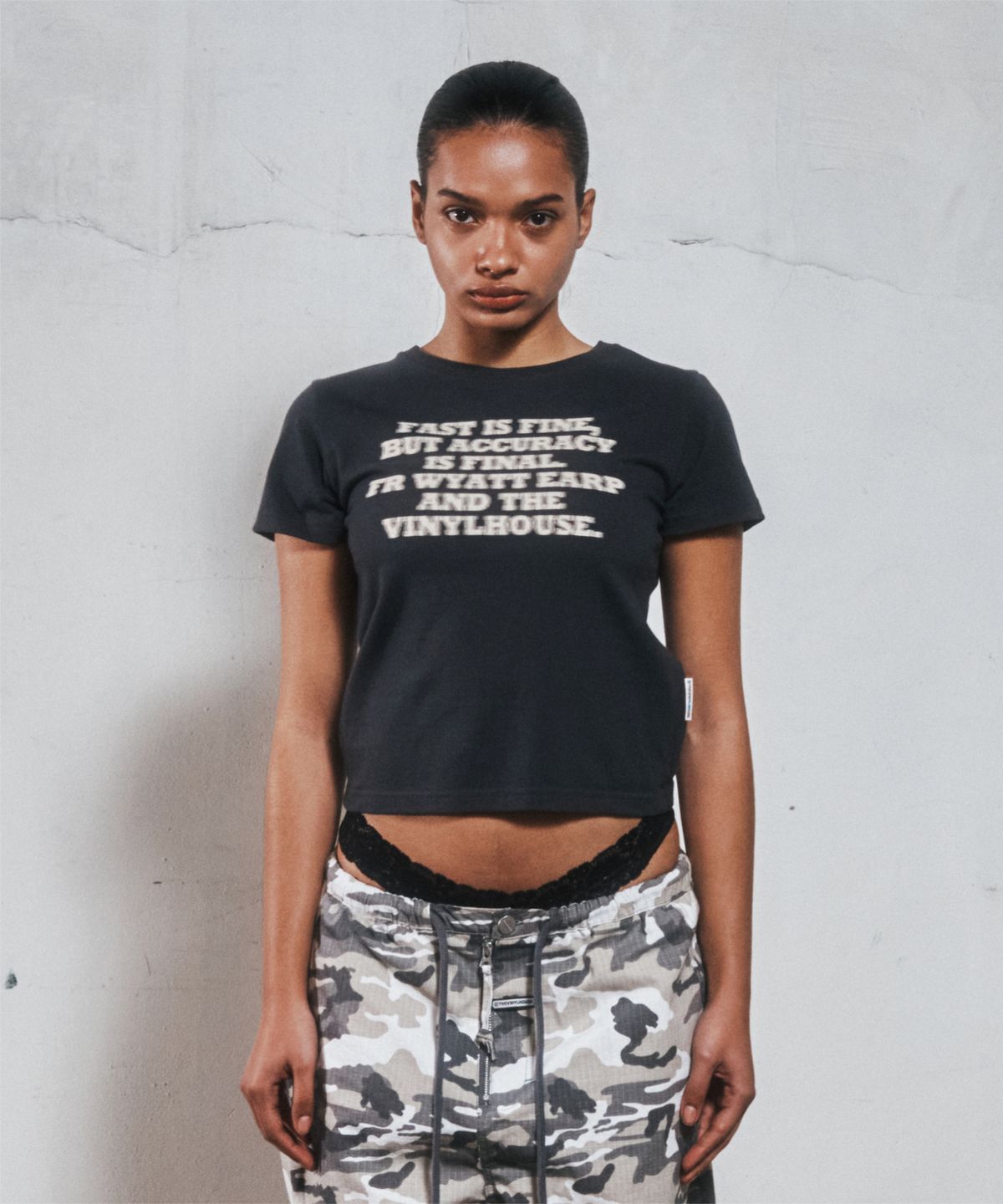 더바이닐하우스(THEVINYLHOUSE) GUNFIGHT TYPO TEE CHARCOAL