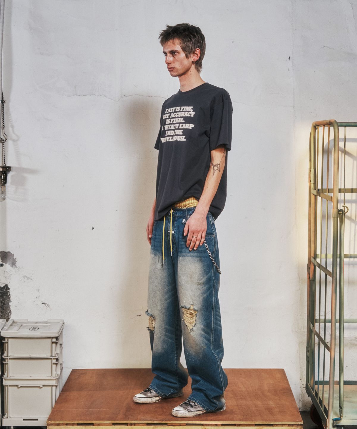 더바이닐하우스(THEVINYLHOUSE) GUNFIGHT TYPO TEE CHARCOAL
