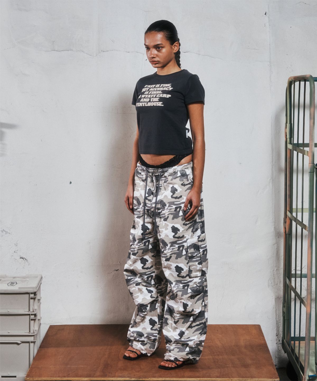 더바이닐하우스(THEVINYLHOUSE) GUNFIGHT TYPO TEE CHARCOAL