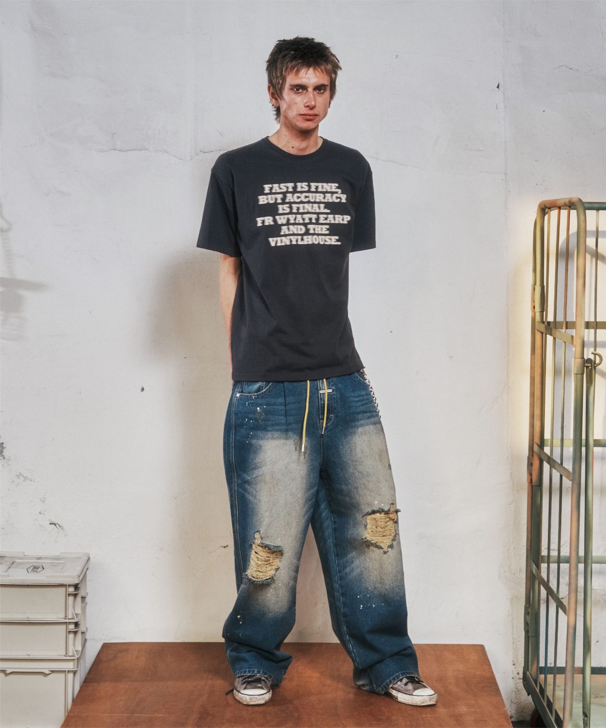 더바이닐하우스(THEVINYLHOUSE) GUNFIGHT TYPO TEE CHARCOAL