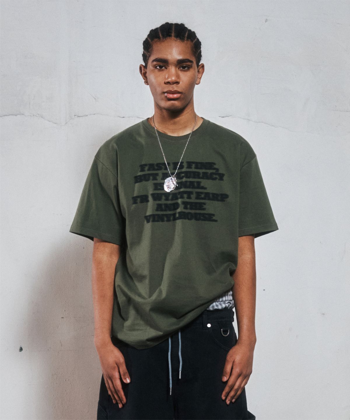더바이닐하우스(THEVINYLHOUSE) GUNFIGHT TYPO TEE KHAKI