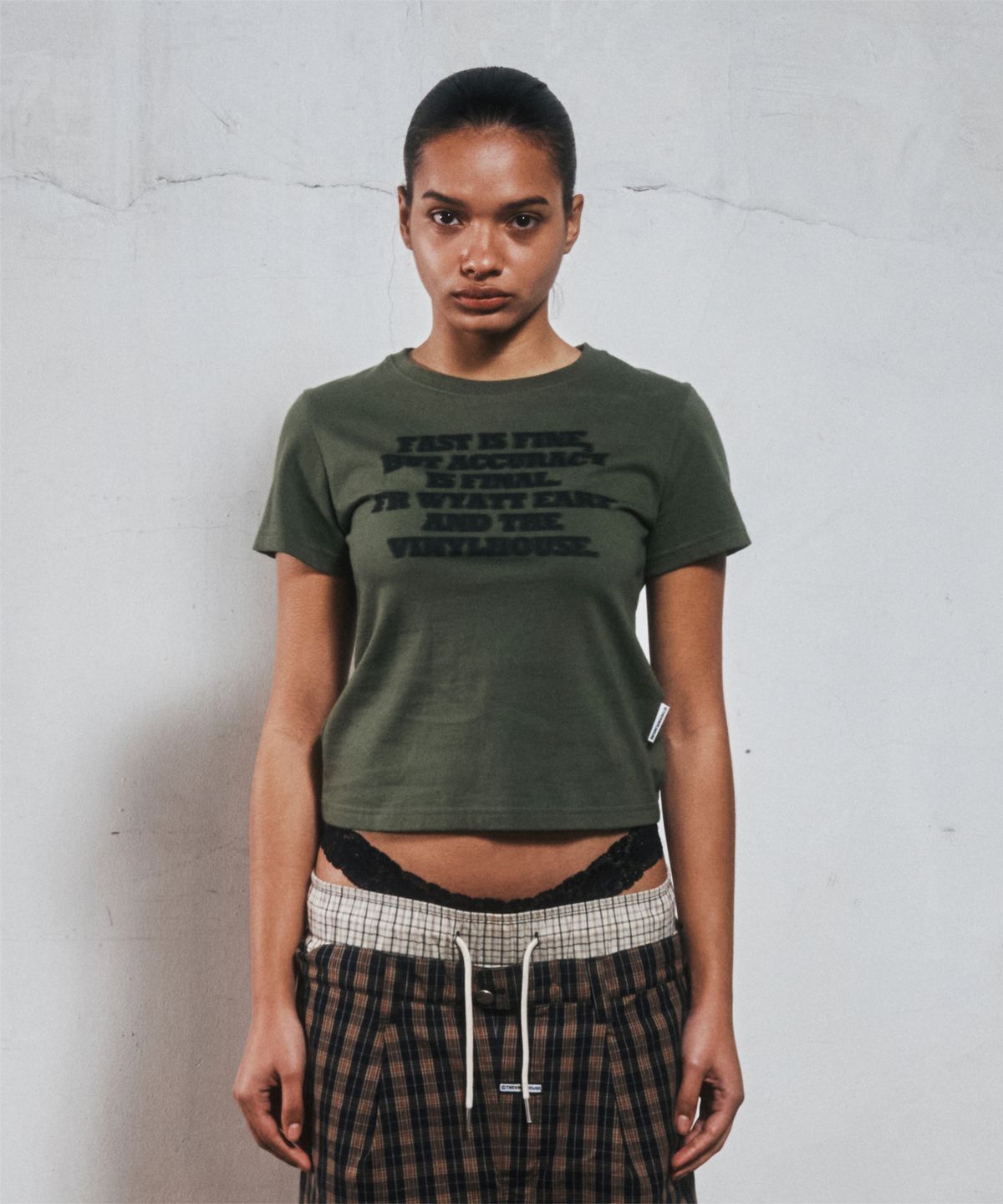 더바이닐하우스(THEVINYLHOUSE) GUNFIGHT TYPO TEE KHAKI