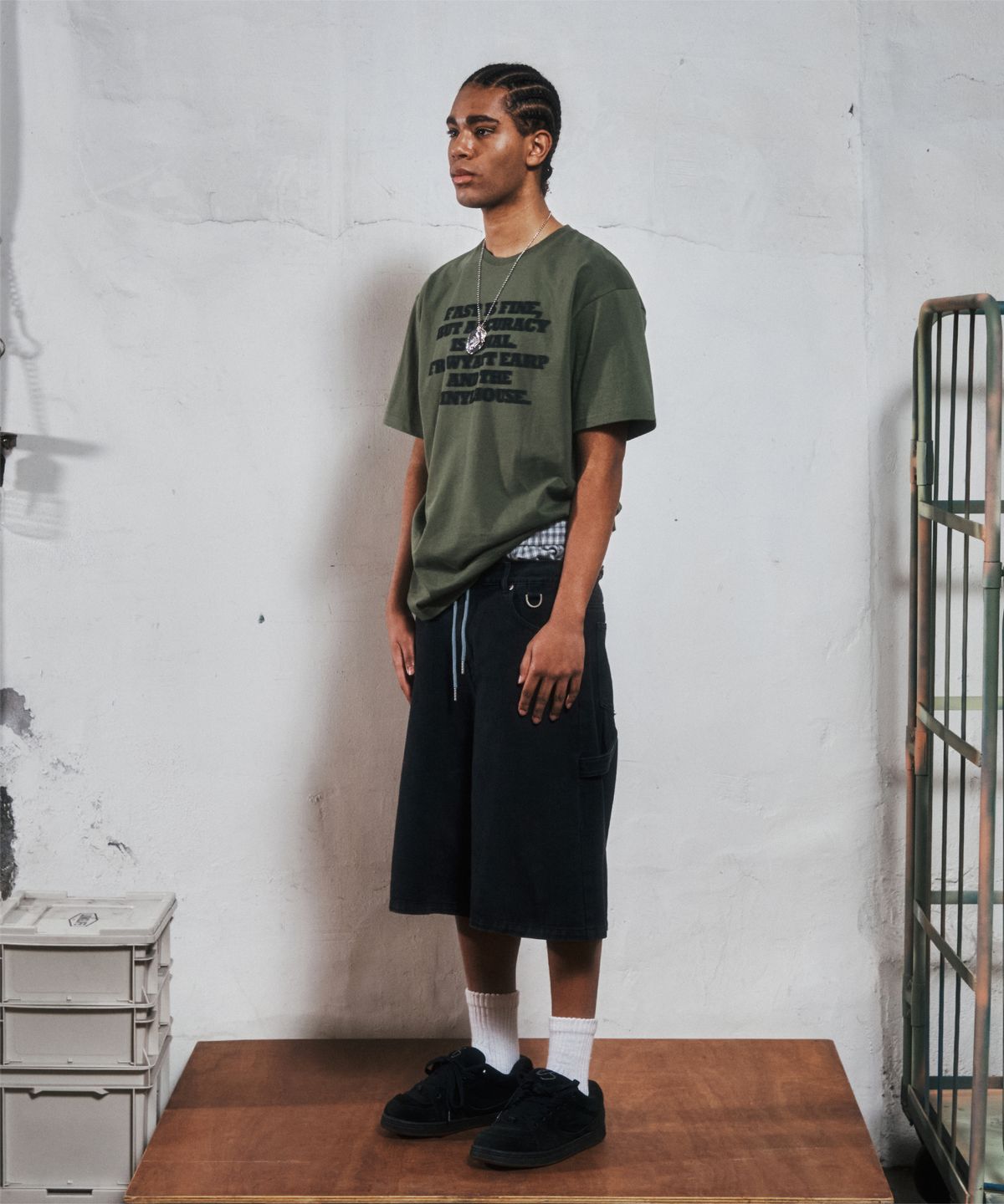 더바이닐하우스(THEVINYLHOUSE) GUNFIGHT TYPO TEE KHAKI