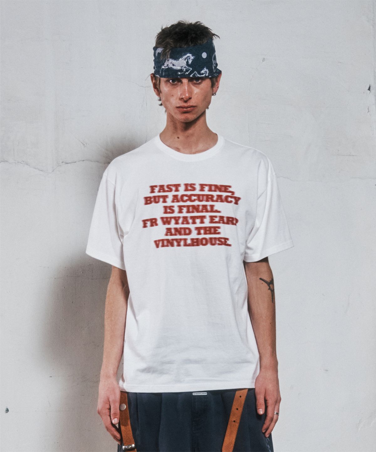 더바이닐하우스(THEVINYLHOUSE) GUNFIGHT TYPO TEE WHITE