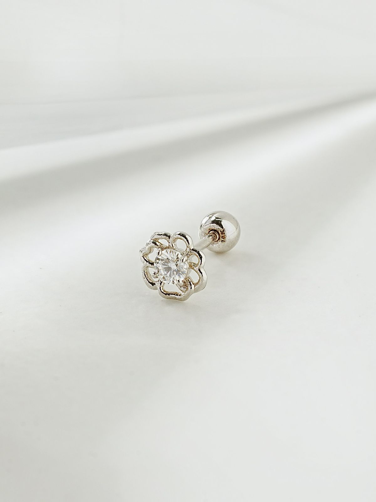 미니멀피어싱(MINIMALPIERCING) 14K 모이사나이트 다이아 팬지 피어싱 귀걸이