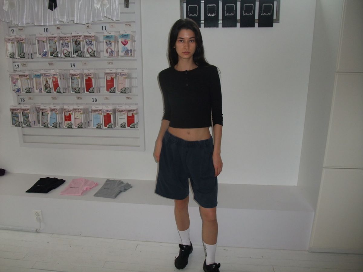 어텐즈(ATTENDS) Archie Punching Sleeve Top (Black)
