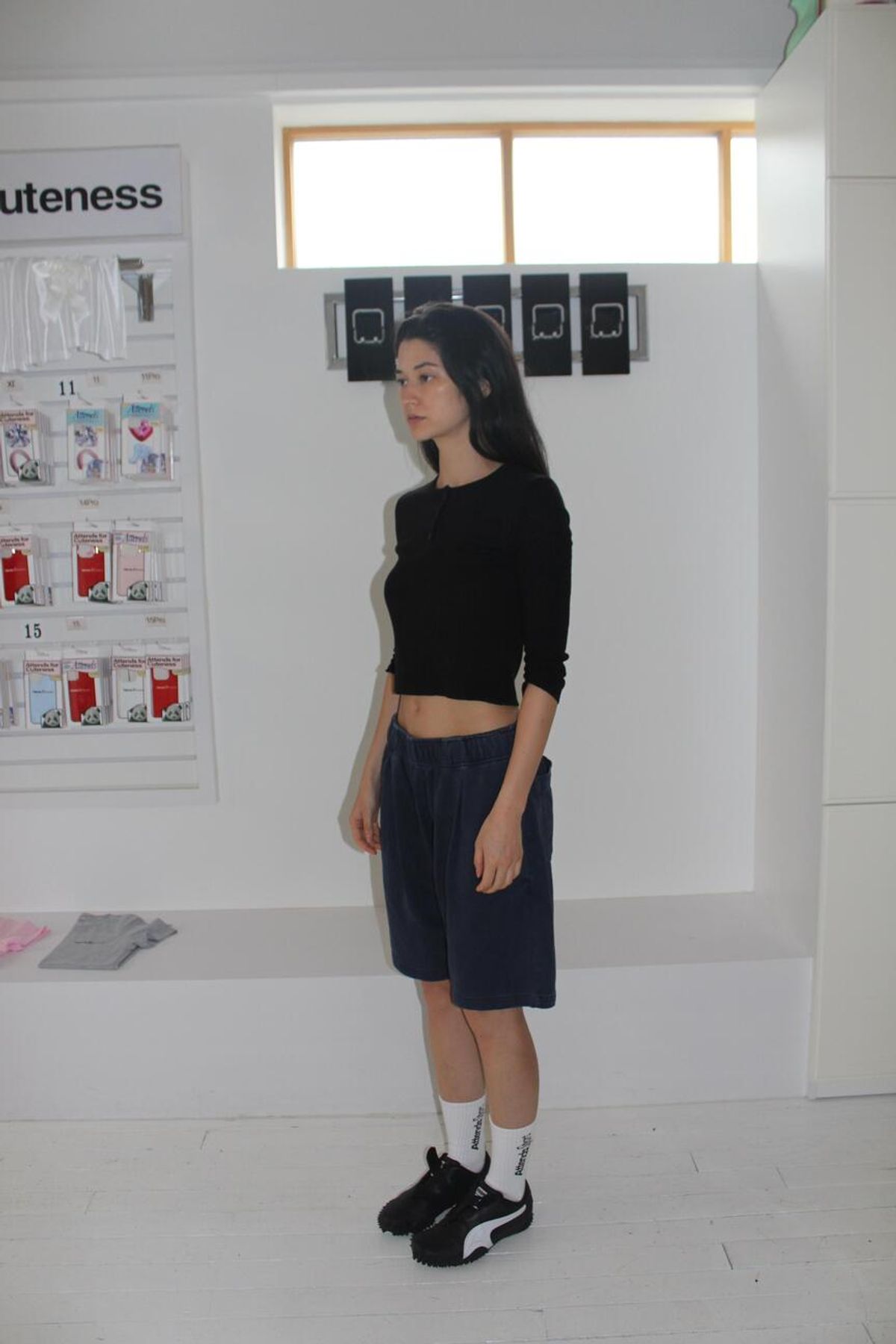 어텐즈(ATTENDS) Archie Punching Sleeve Top (Black)
