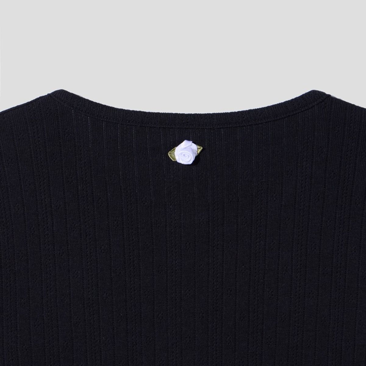 어텐즈(ATTENDS) Archie Punching Sleeve Top (Black)