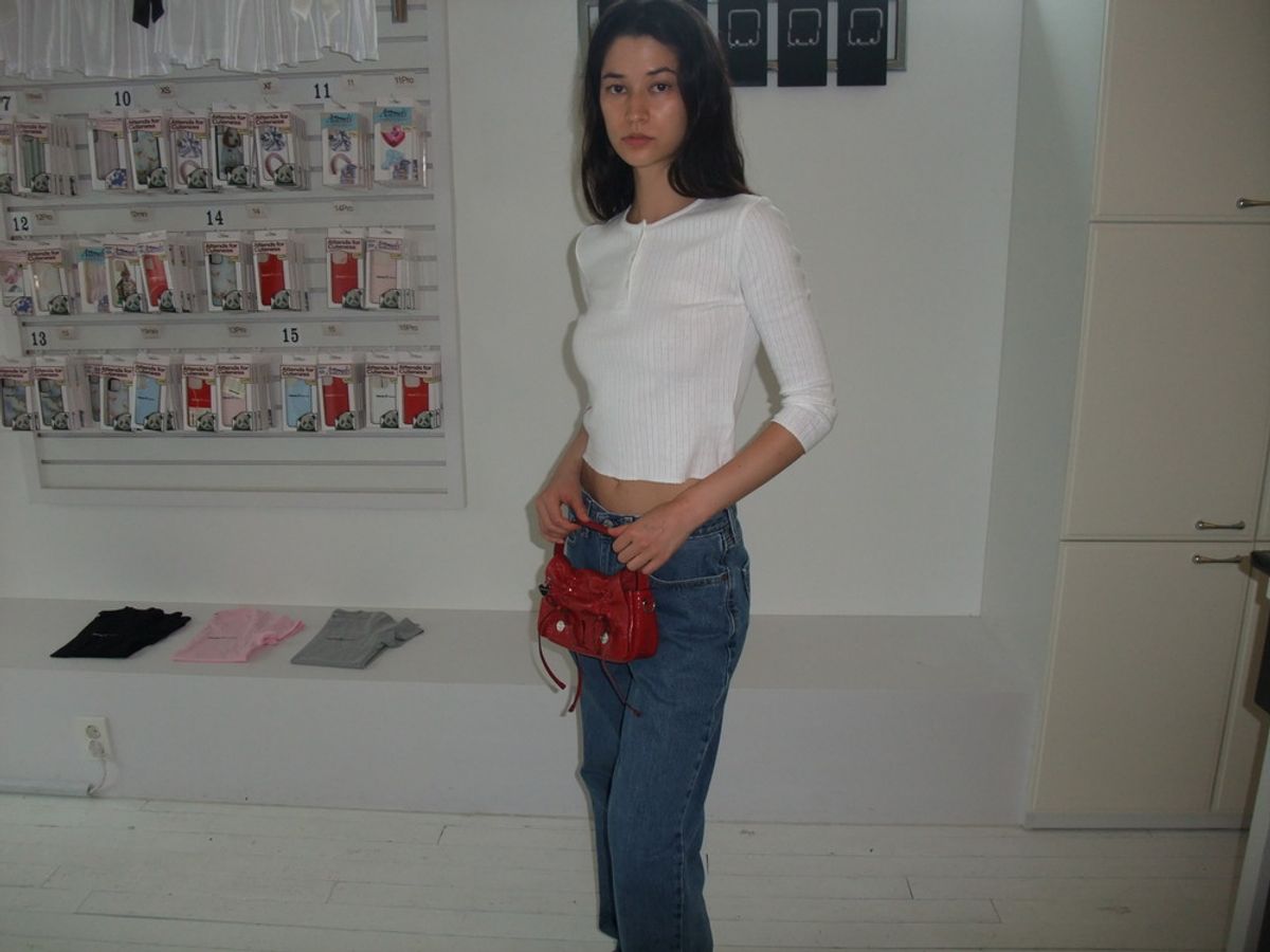 어텐즈(ATTENDS) Archie Punching Sleeve Top (White)