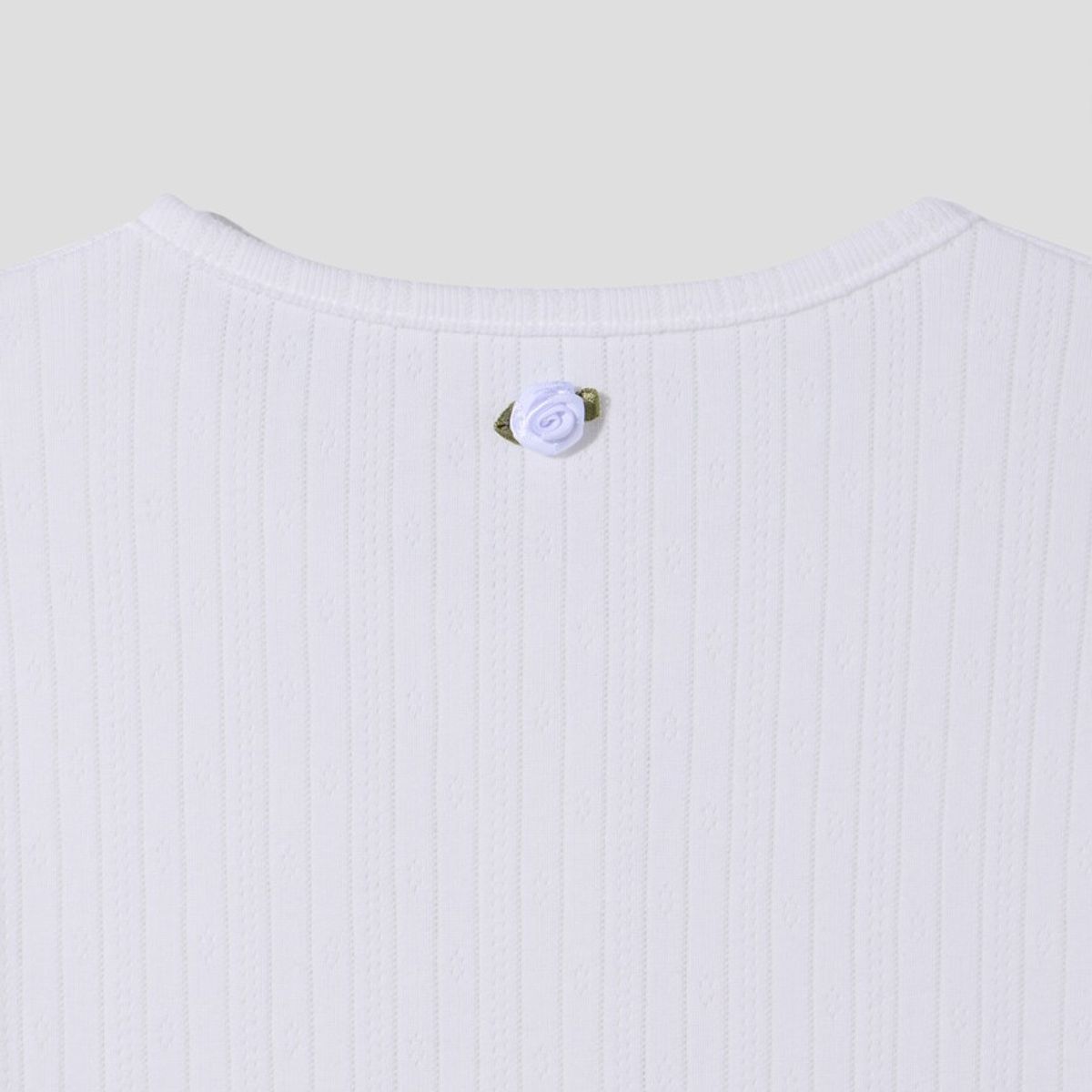 어텐즈(ATTENDS) Archie Punching Sleeve Top (White)