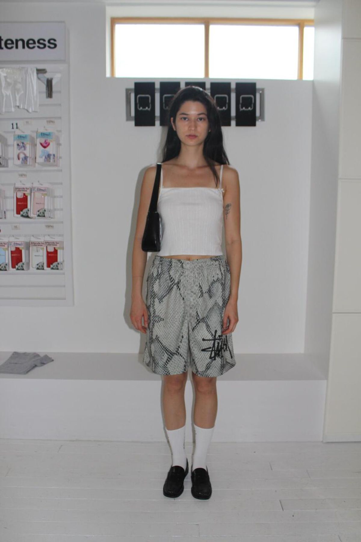 어텐즈(ATTENDS) Archie Punching Tank Top (White)
