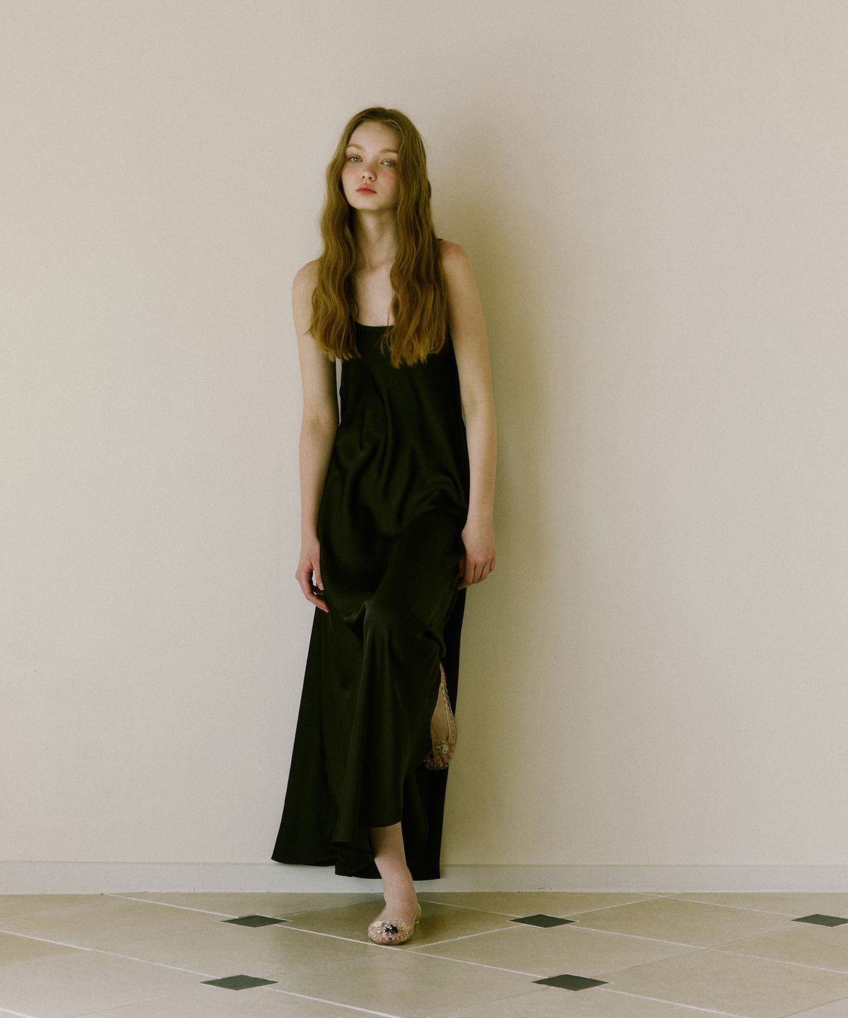 그린버터(GREENBUTTER) Silky U-Neck Dress (Black)