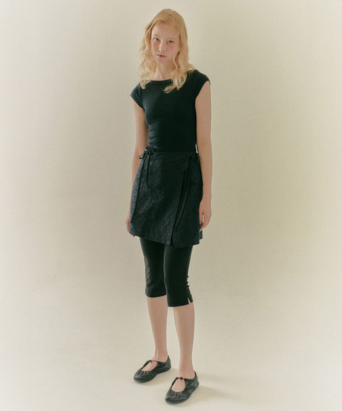 니나코스타(NINACOSTA) PAISLEY EMBROIDERY WRAP SKIRT_Black