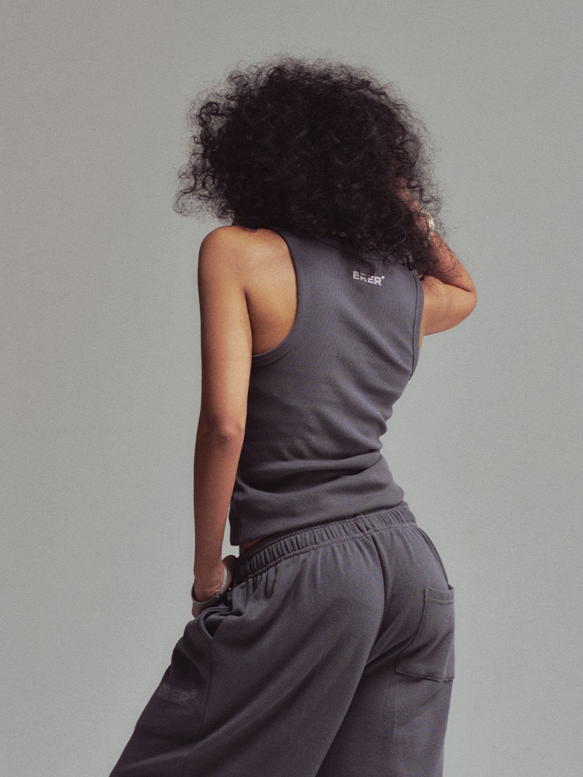 에르에르(ERER) ERER logo ribbed tank top Charcoal