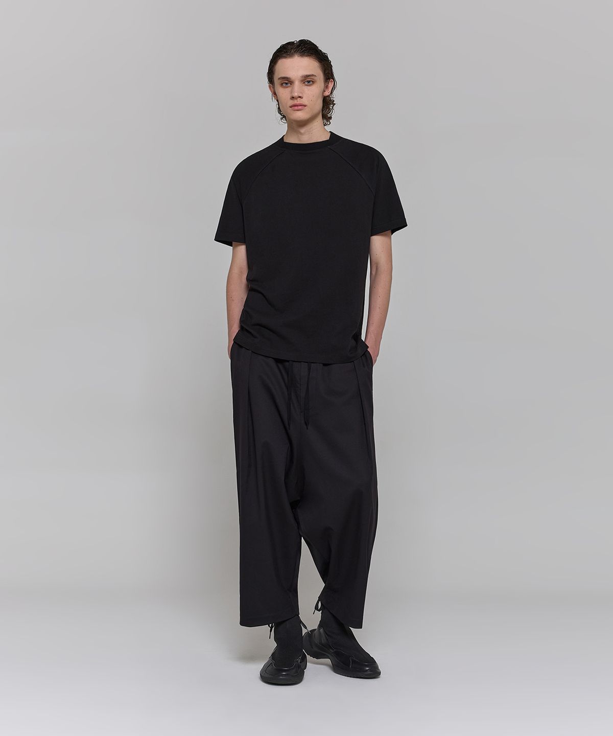 디그낙(DGNAK) 래글런 크로스 넥 티셔츠 (블랙) PF1TS0303