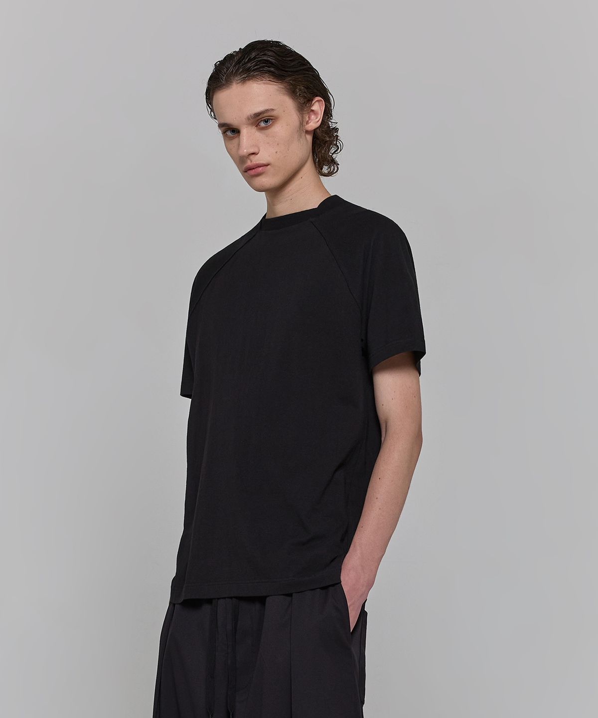 디그낙(DGNAK) 래글런 크로스 넥 티셔츠 (블랙) PF1TS0303