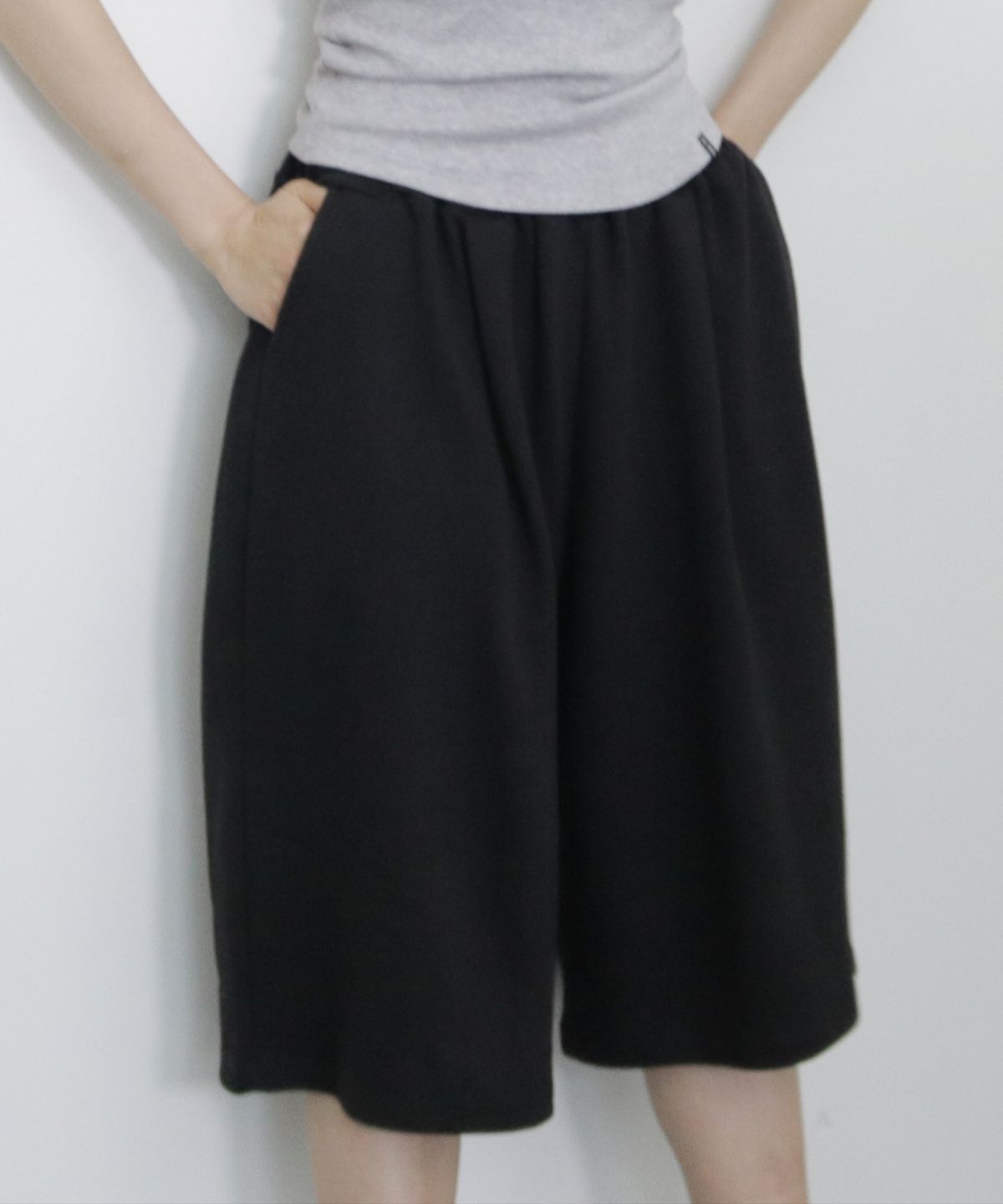 디어스토커(DEARSTALKER) D. BASIC ONE-TUCK BERMUDA PANTS - 2 COLOR