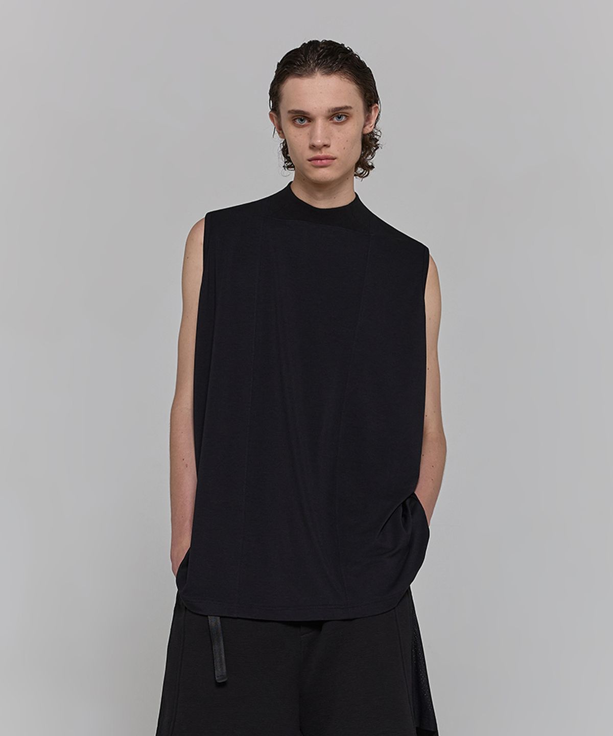 디그낙(DGNAK) 스퀘어 넥 슬리브리스 티셔츠 (블랙) PF1TS1515