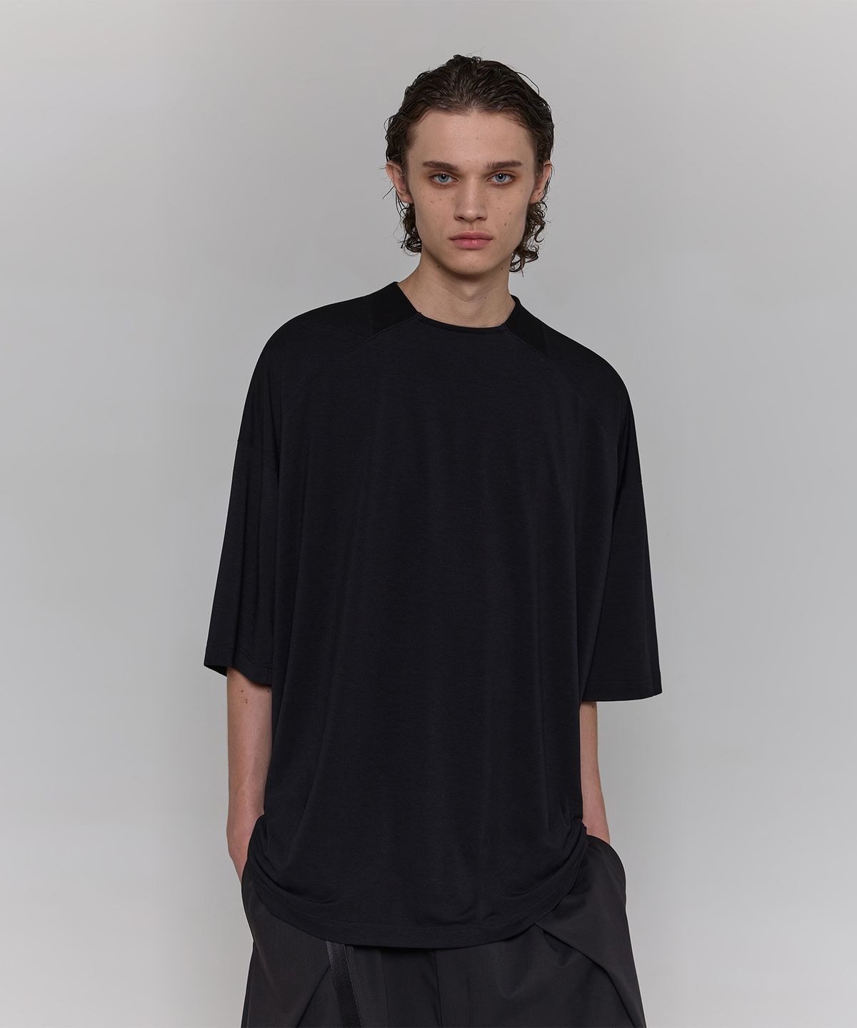 디그낙(DGNAK) 스프레드 카라 오버사이즈 티셔츠 (블랙) PF1TS2121