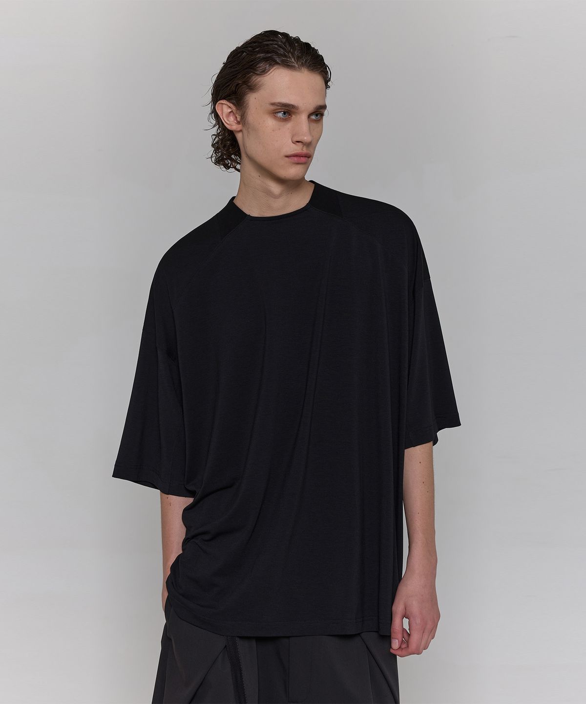 디그낙(DGNAK) 스프레드 카라 오버사이즈 티셔츠 (블랙) PF1TS2121