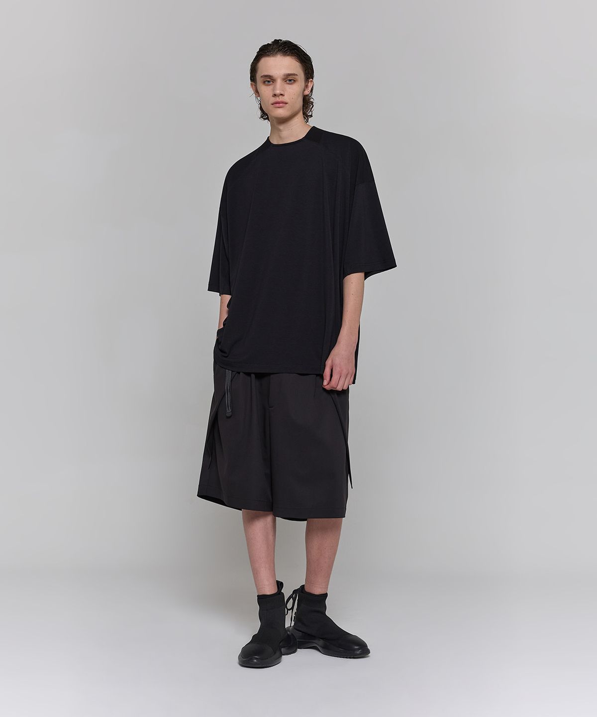 디그낙(DGNAK) 스프레드 카라 오버사이즈 티셔츠 (블랙) PF1TS2121