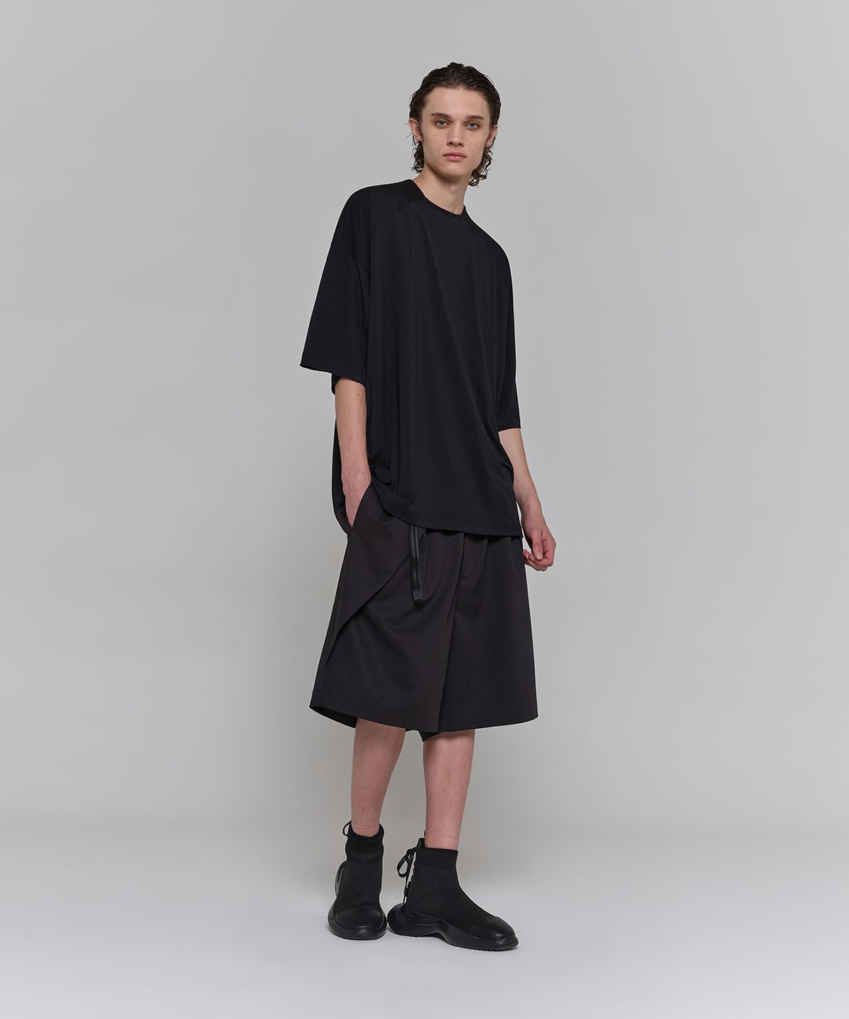 디그낙(DGNAK) 스프레드 카라 오버사이즈 티셔츠 (블랙) PF1TS2121