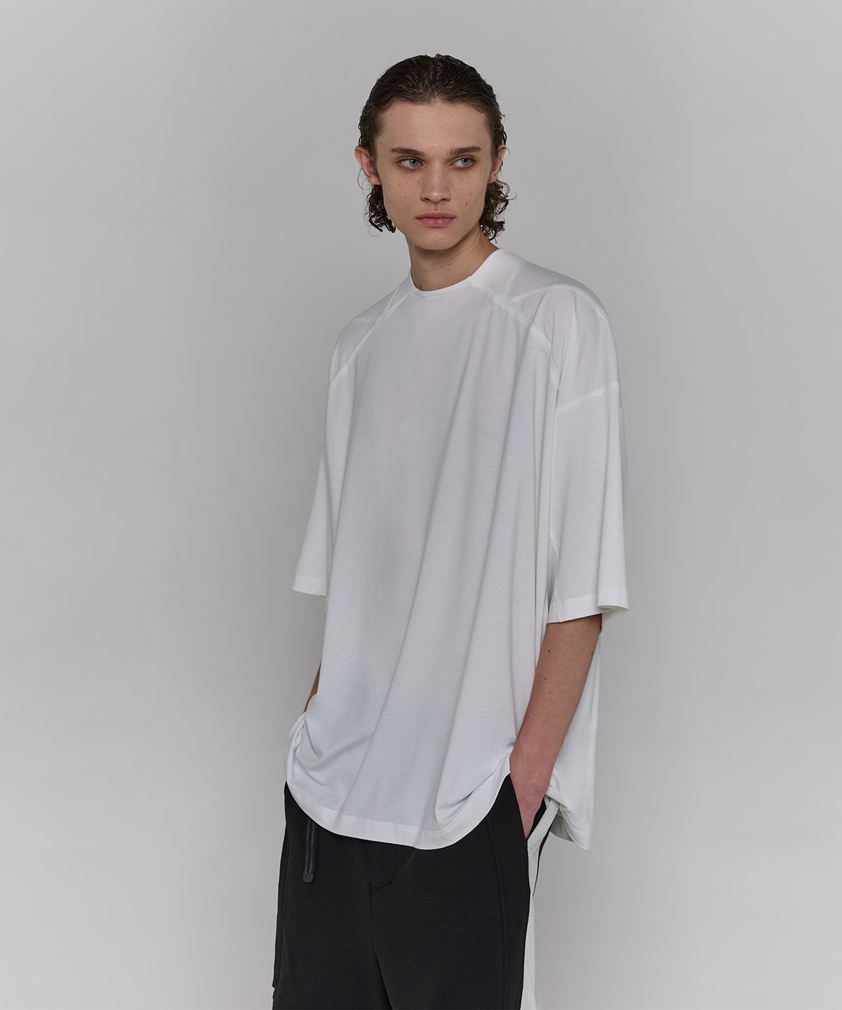 디그낙(DGNAK) 스프레드 카라 오버사이즈 티셔츠 (아이보리) PF1TS2222