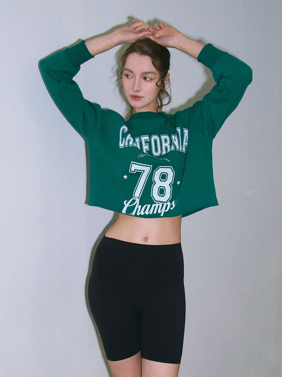 릴리헤이즈(LILY HEIZE) 니콜 크롭 스웻 셔츠_DEEP GREEN