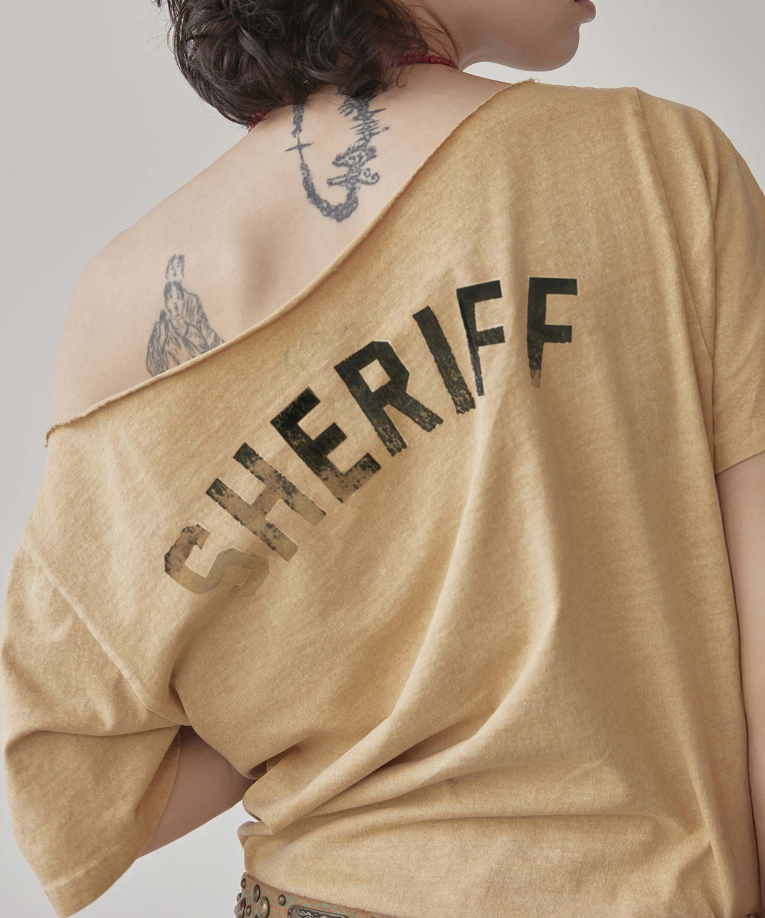 トップス SCULPTOR Sheriff Cut Out Tee Dirty White Sheriff Cut Out Tee Dirty White – Sculptor