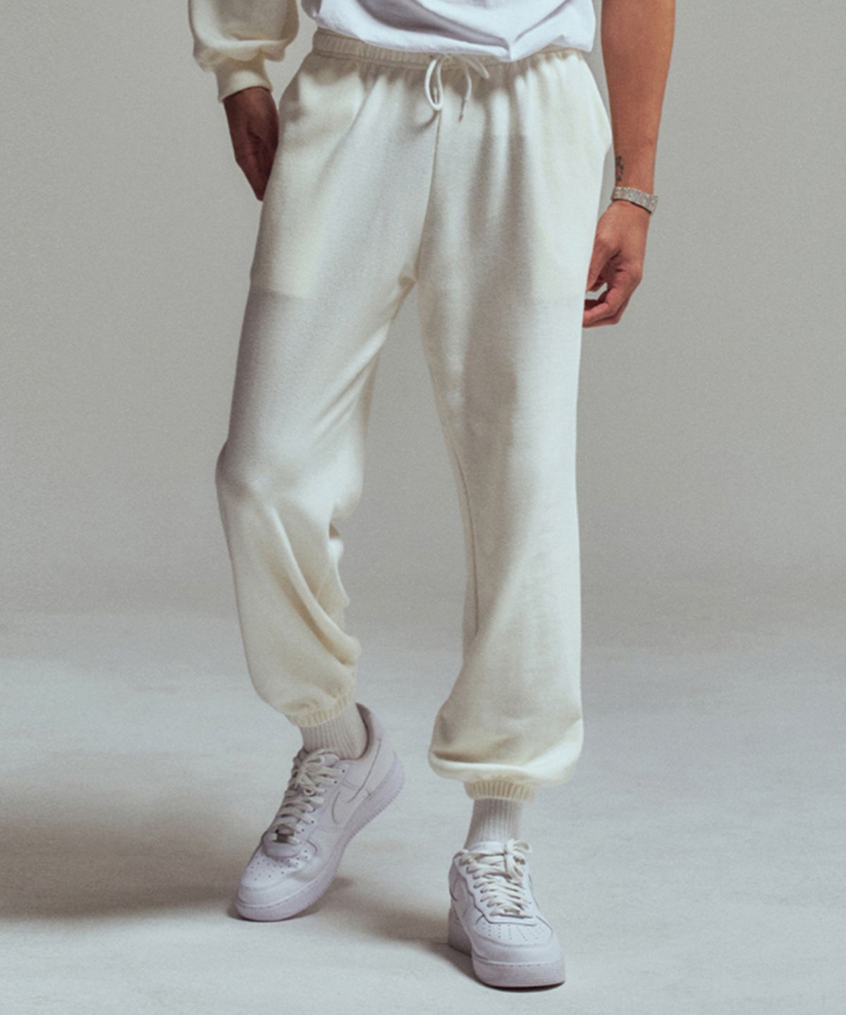 에르에르(ERER) [UN] Star rivet sweat jogger pants Ivory