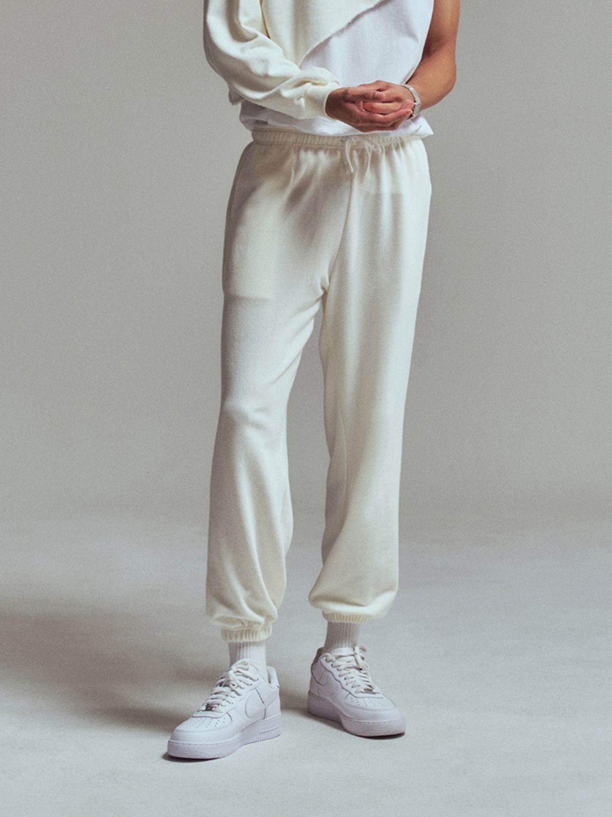에르에르(ERER) [UN] Star rivet sweat jogger pants Ivory