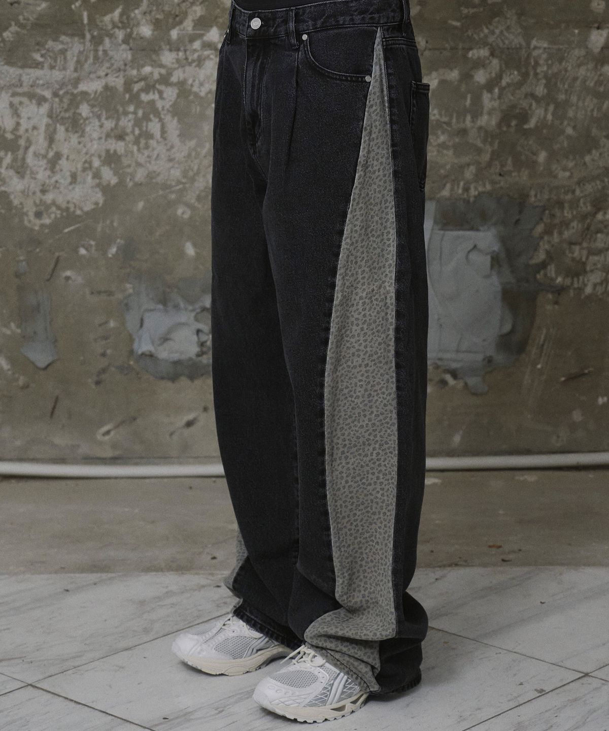 에르에르(ERER) [UN] Leopard denim jeans Black