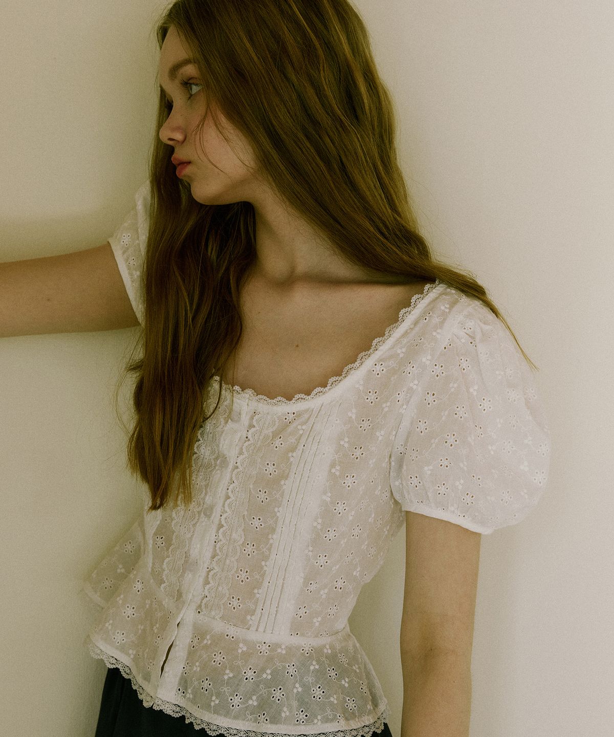 그린버터(GREENBUTTER) Punching Clear Ball Blouse (Ivory)