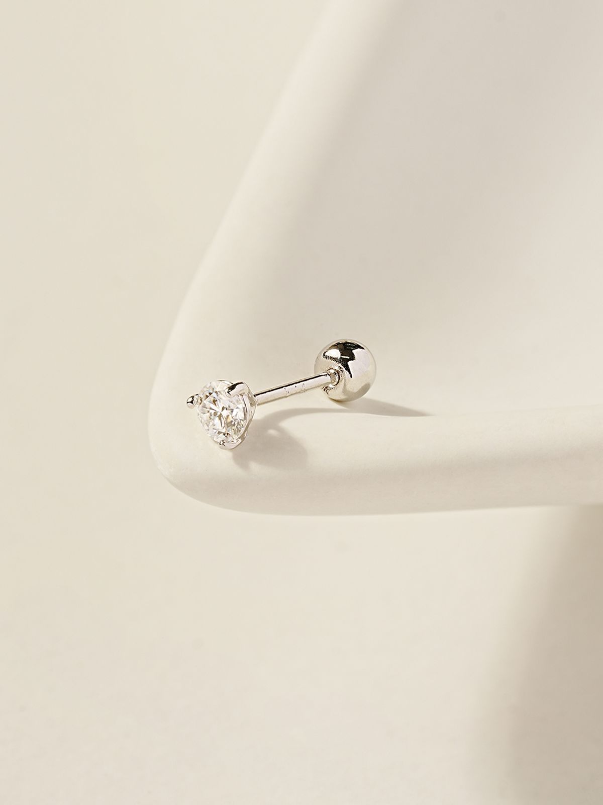 미니멀피어싱(MINIMALPIERCING) 14K 모이사나이트 다이아 미니 삼각 피어싱 귀걸이