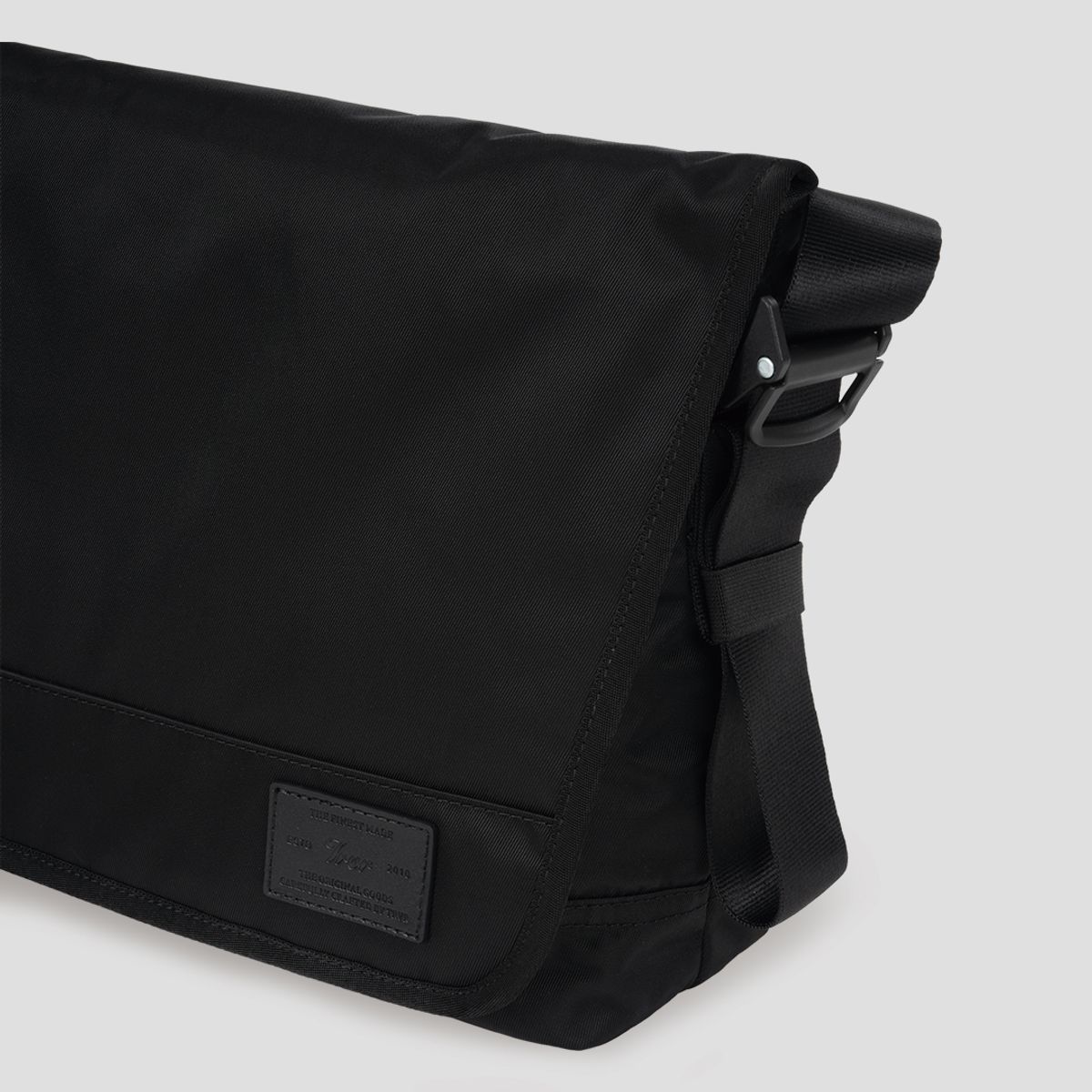 티알브이알(TRVR) Staple Messenger M Black