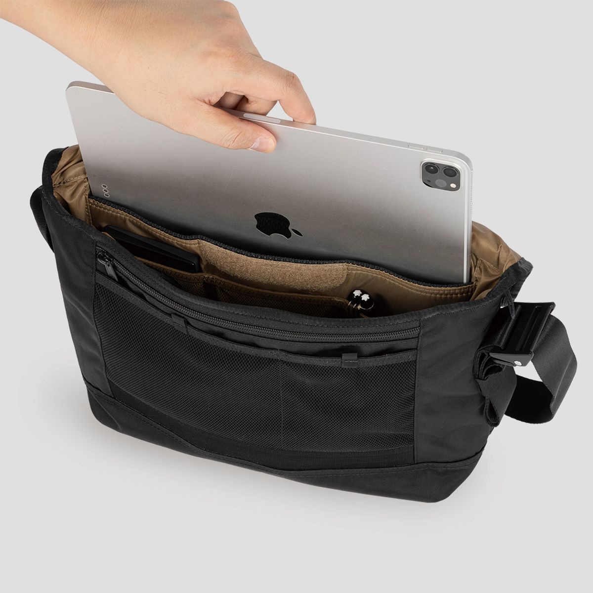 티알브이알(TRVR) Staple Messenger M Black