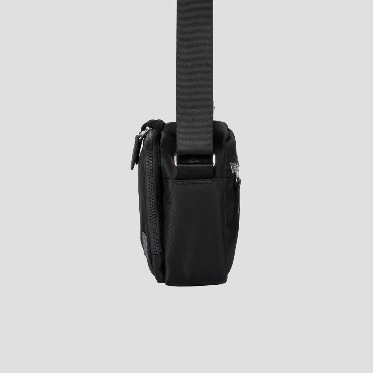 티알브이알(TRVR) Staple Travel Cross M Black