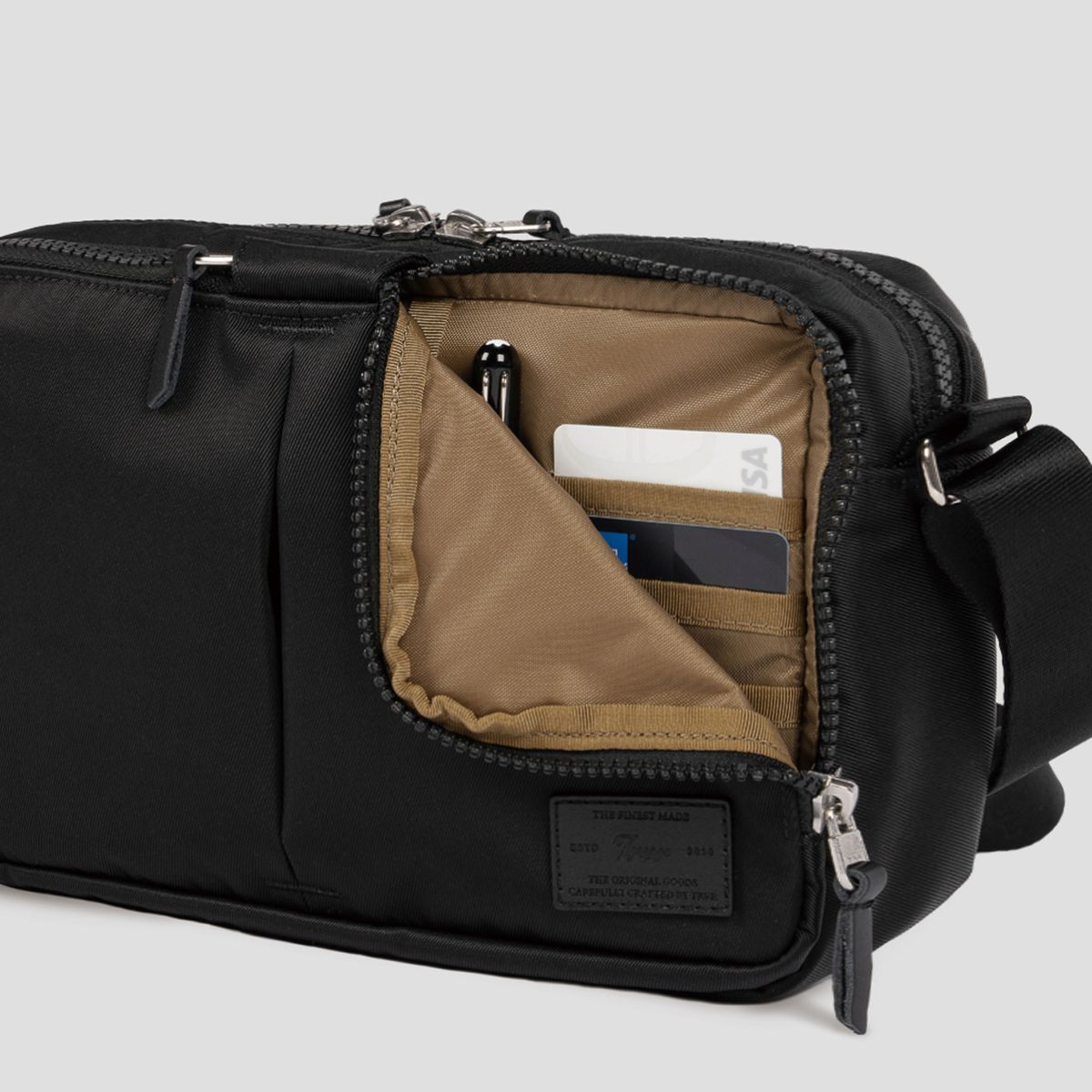 티알브이알(TRVR) Staple Travel Cross M Black