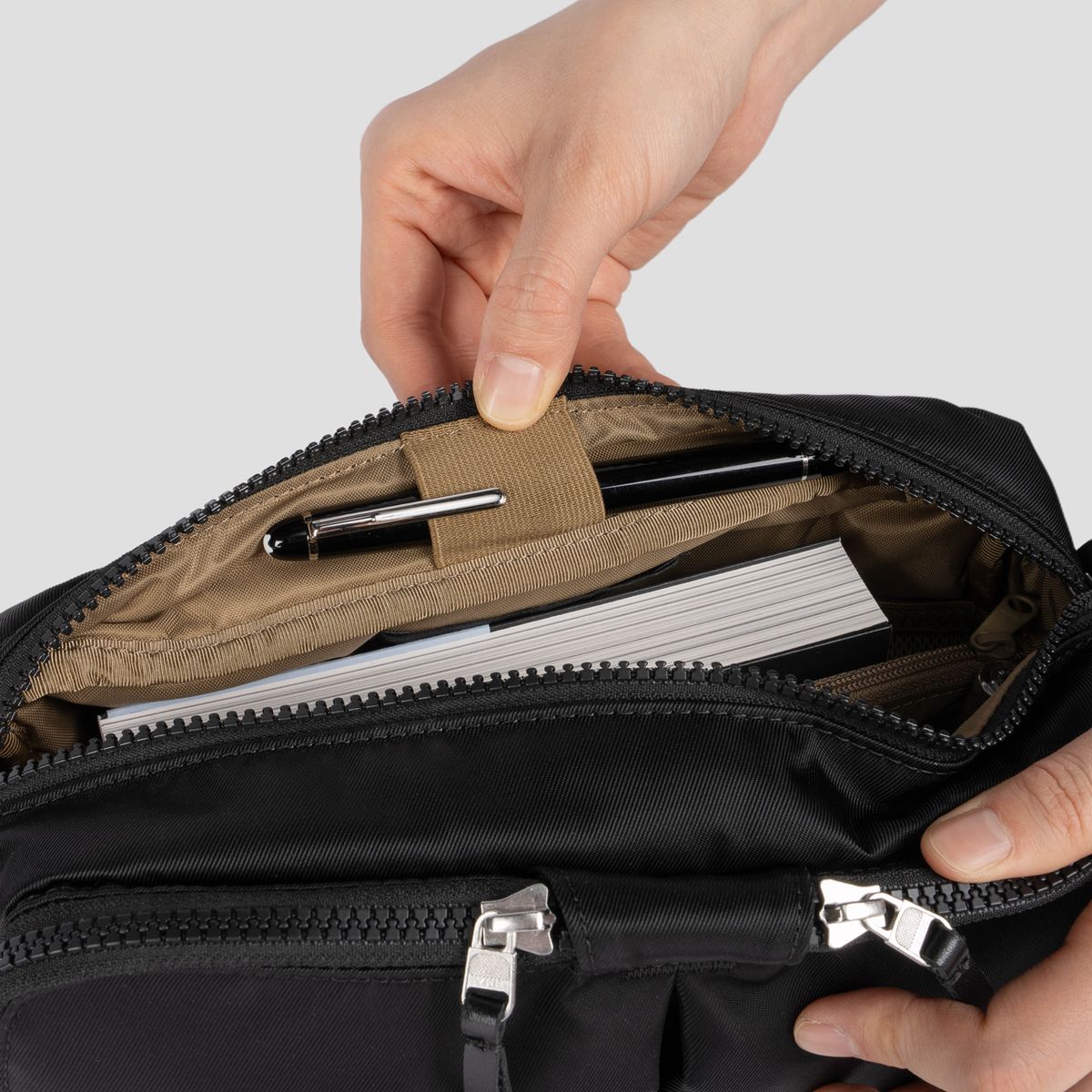 티알브이알(TRVR) Staple Travel Cross M Black
