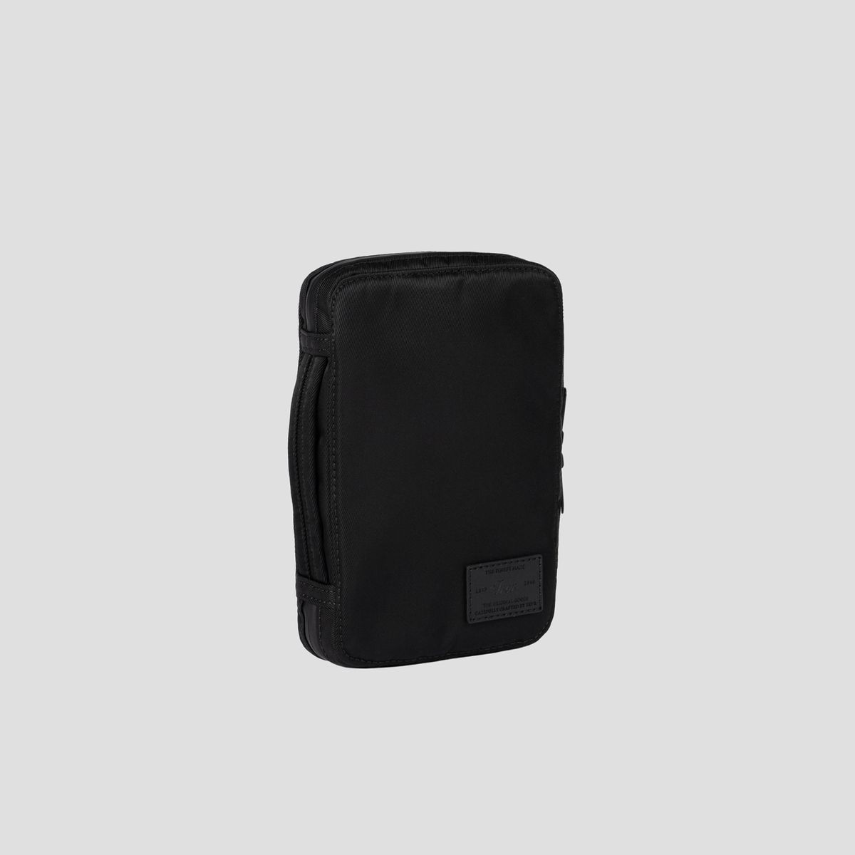 티알브이알(TRVR) Staple Passport Pouch Black