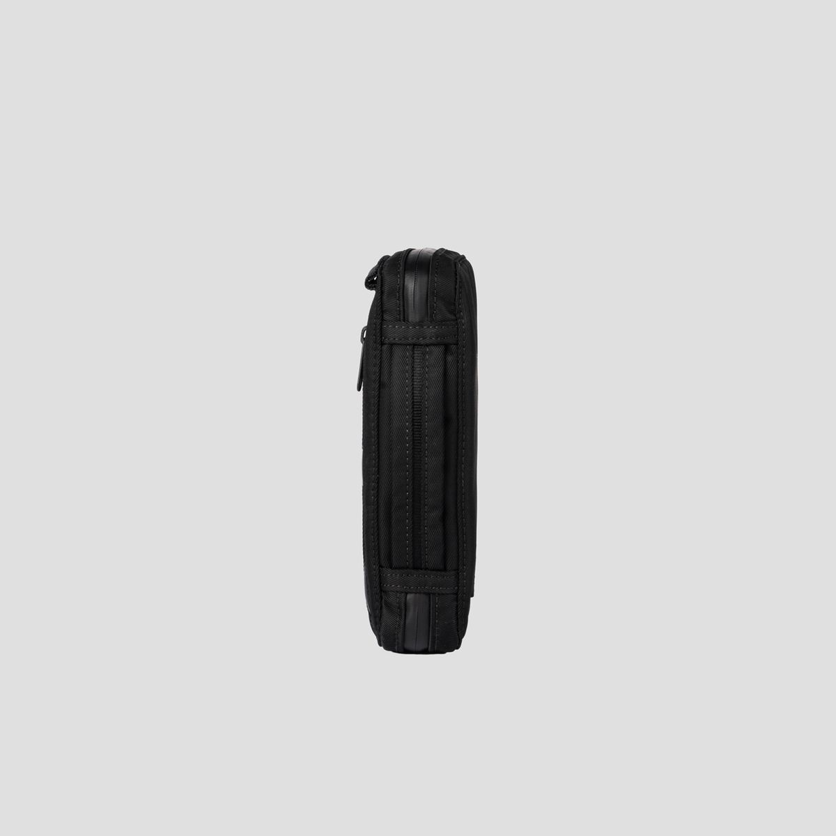 티알브이알(TRVR) Staple Passport Pouch Black
