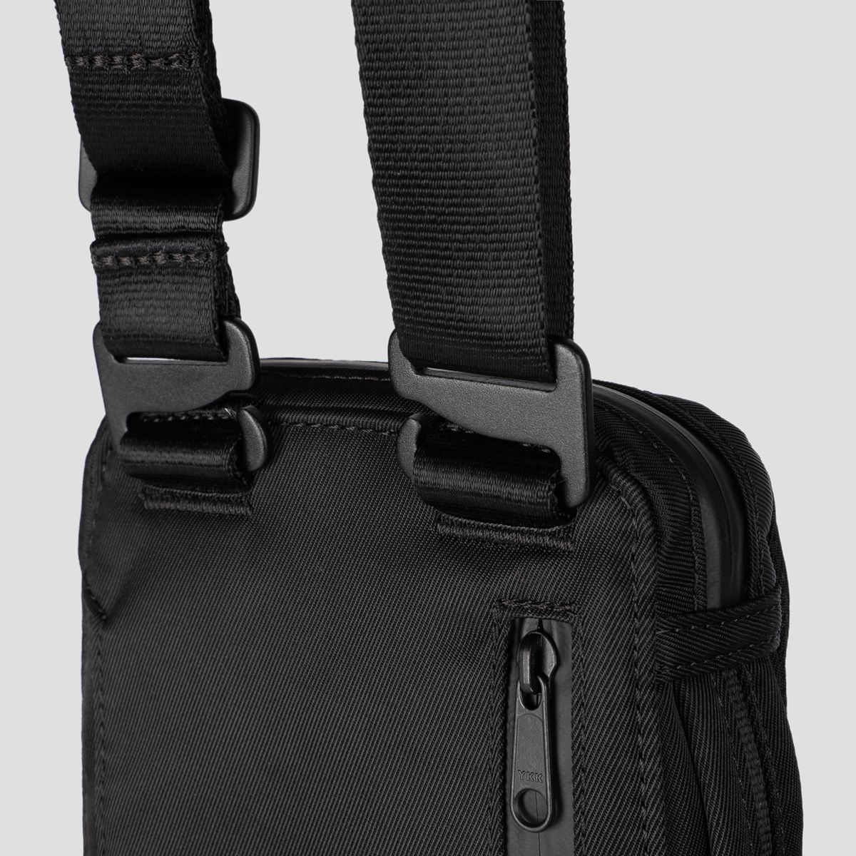 티알브이알(TRVR) Staple Passport Pouch Black
