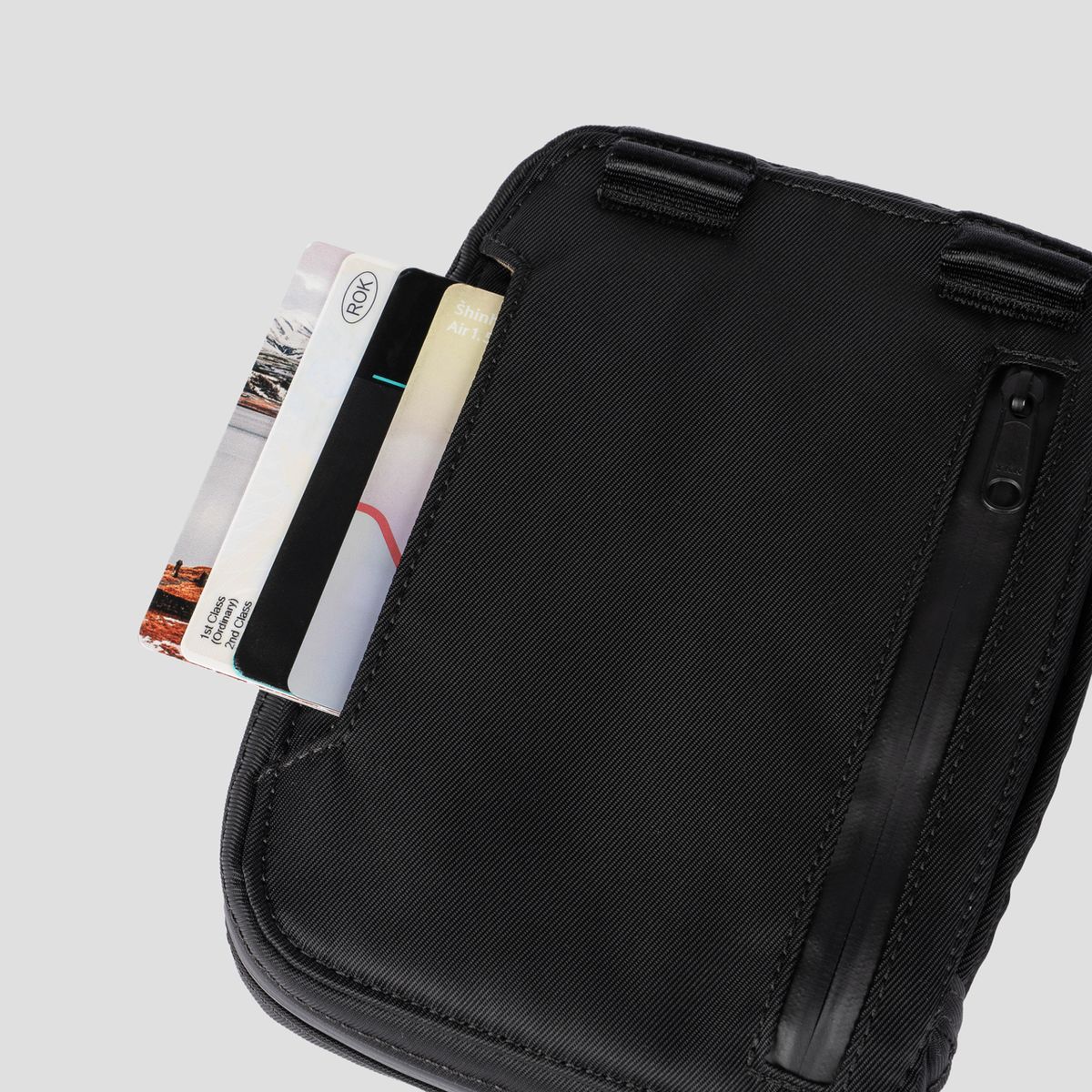 티알브이알(TRVR) Staple Passport Pouch Black